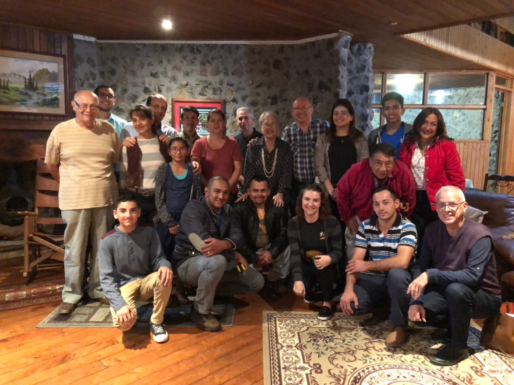 Integrantes de un Grupo de Vida de CCI Flores reunidos en una casa