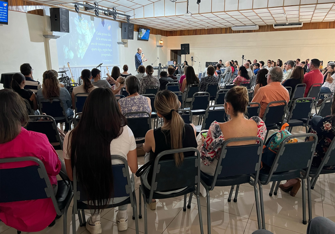 Congregación reunida en la Celebración dominical de CCI Flores en la Sala de Eventos La Finca
